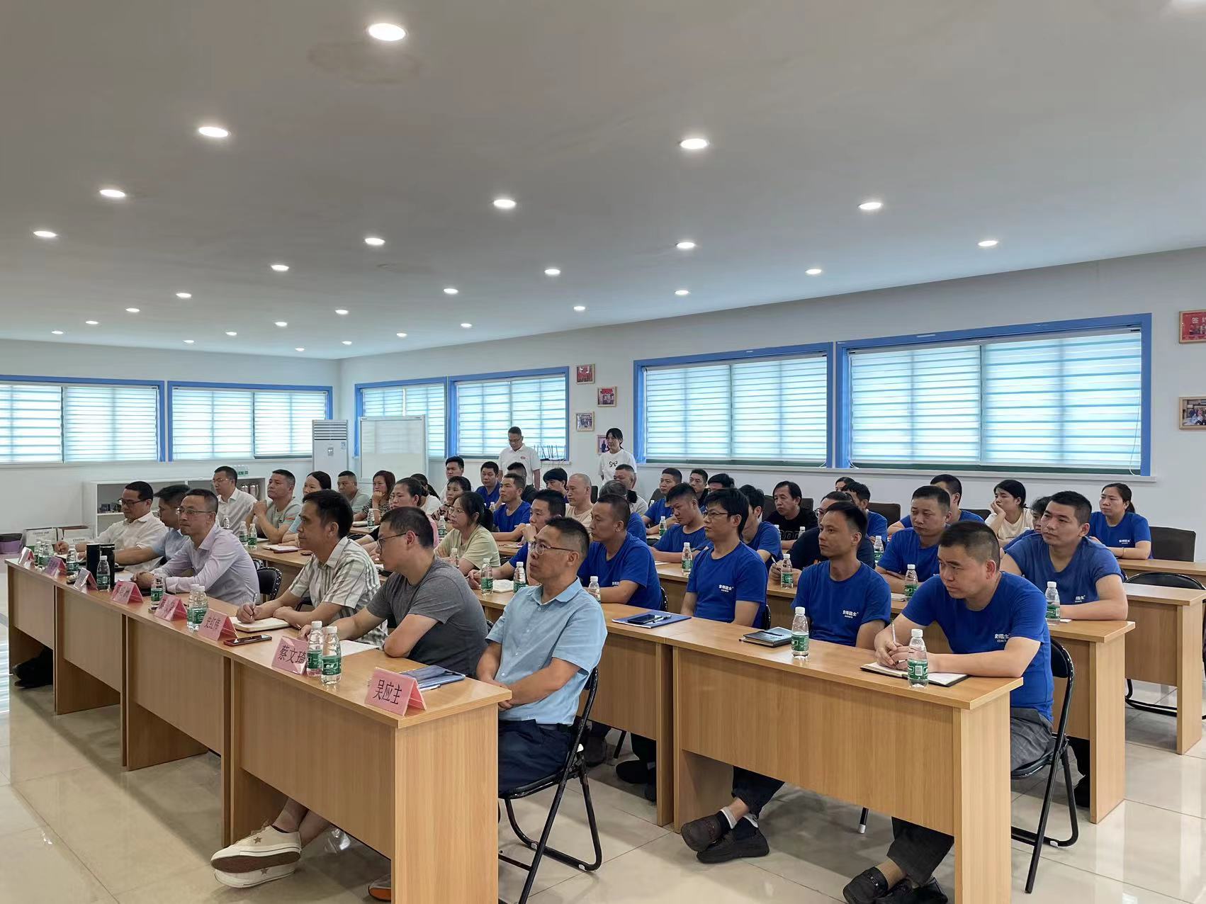 Reunião de lançamento do projeto de consultoria de operações enxutas